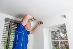 Handyman_SP_0664_Hanging_Blinds-1440x960