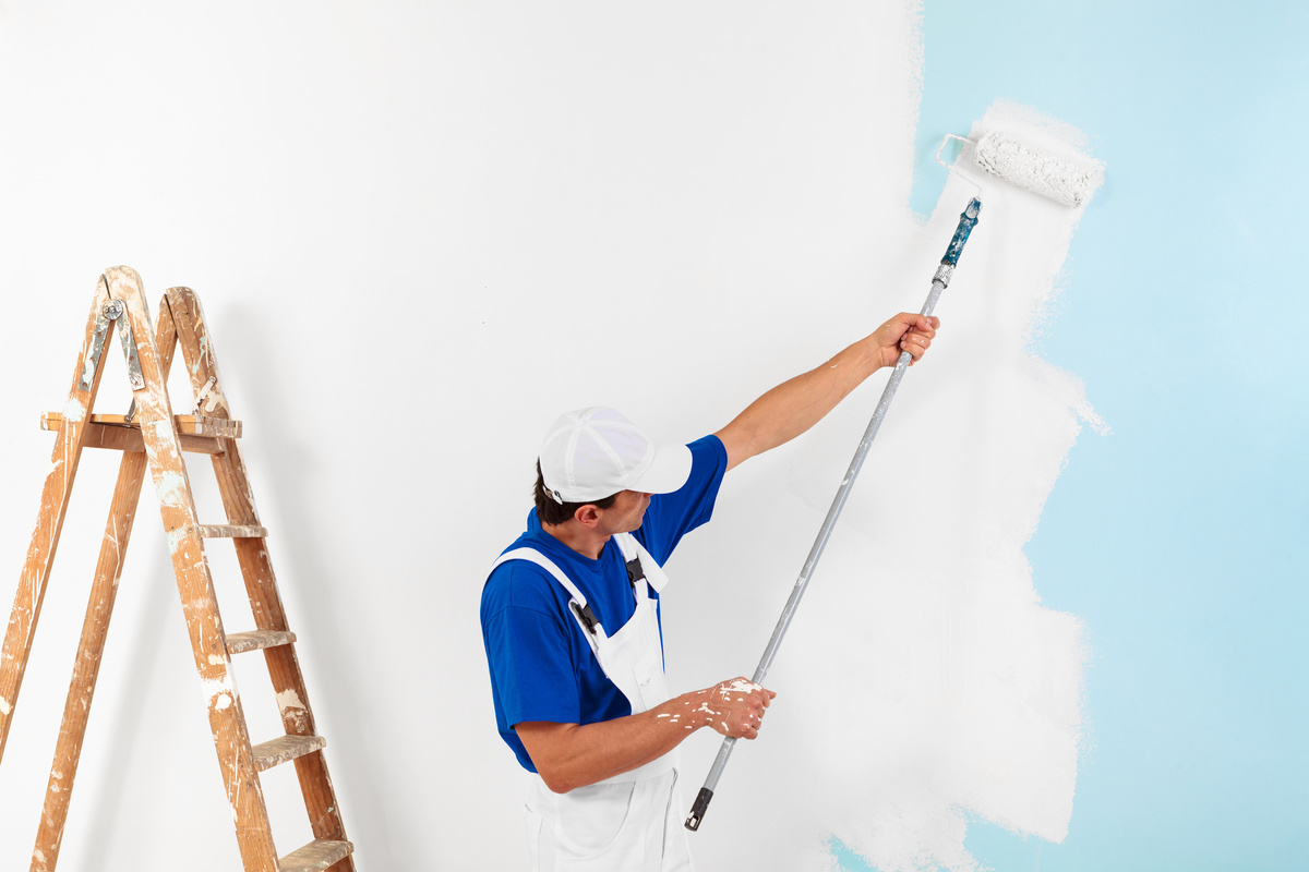 west-london-handyman-painting-decorting-services-man-painting-the-wall